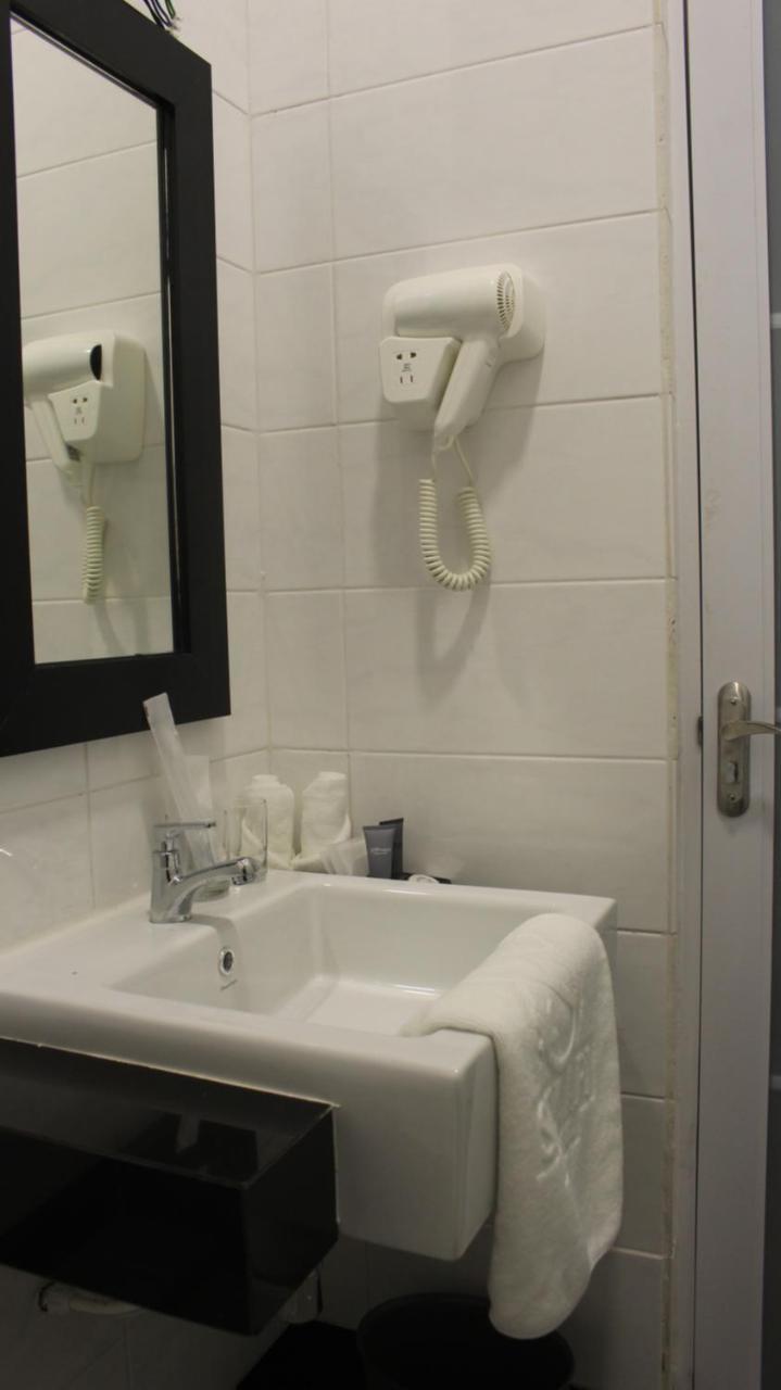 Serapi Hotel Kuching Kültér fotó