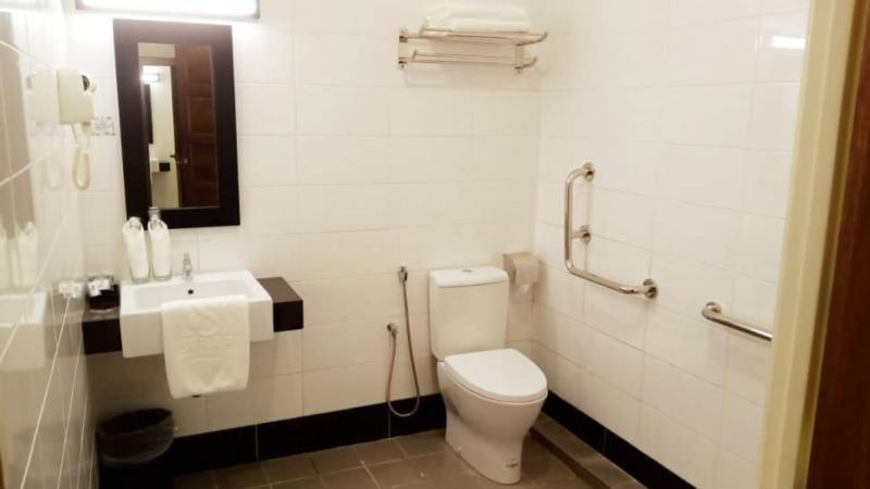 Serapi Hotel Kuching Kültér fotó