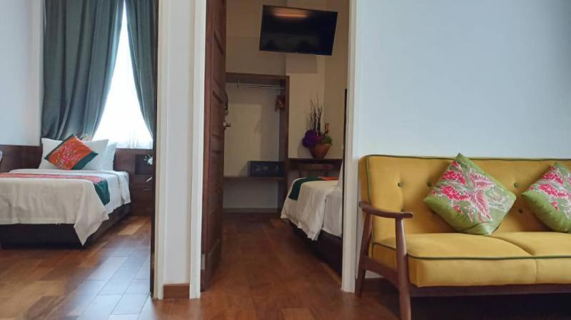 Serapi Hotel Kuching Kültér fotó